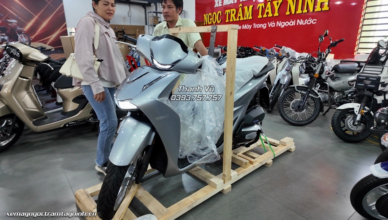 Bàn giao Honda SH Ý 150i Special Edition – Performance màu bạc phiên bản New Concept 2026 nhập Honda Roma Italia 4 Ban giao Honda SH Y 150i Special Edition – Performance mau bac phien ban New Concept 2026 nhap Honda Roma Italia 10