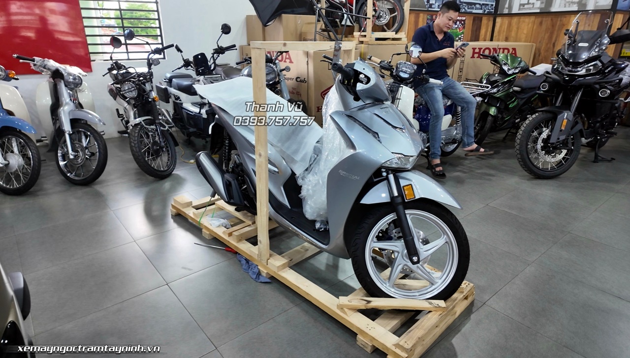Bàn giao Honda SH Ý 150i Special Edition – Performance màu bạc phiên bản New Concept 2026 nhập Honda Roma Italia 2 Ban giao Honda SH Y 150i Special Edition – Performance mau bac phien ban New Concept 2026 nhap Honda Roma Italia 11