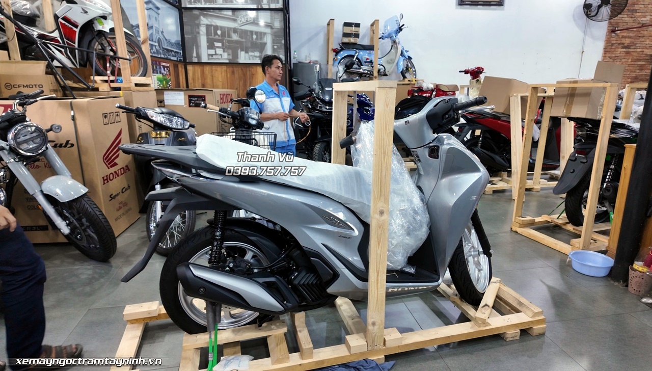 Bàn giao Honda SH Ý 150i Special Edition – Performance màu bạc phiên bản New Concept 2026 nhập Honda Roma Italia 6 Ban giao Honda SH Y 150i Special Edition – Performance mau bac phien ban New Concept 2026 nhap Honda Roma Italia 12