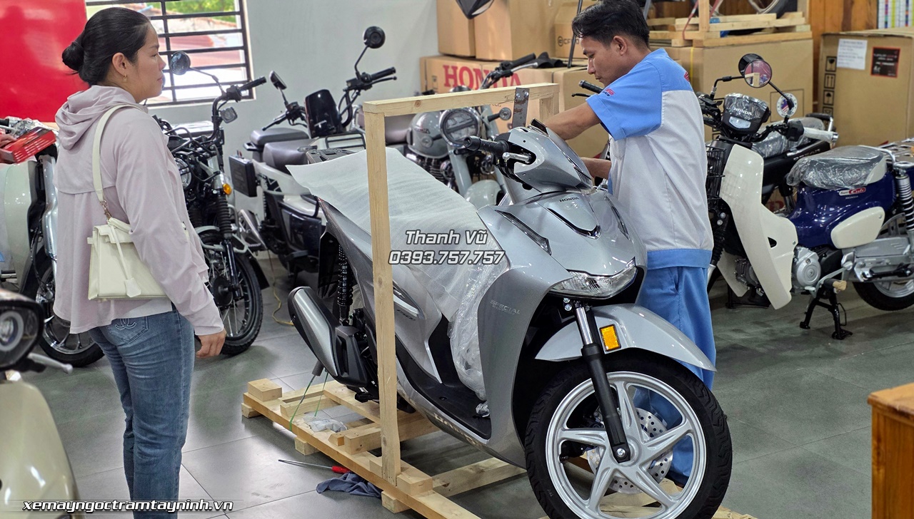 Bàn giao Honda SH Ý 150i Special Edition – Performance màu bạc phiên bản New Concept 2026 nhập Honda Roma Italia 5 Ban giao Honda SH Y 150i Special Edition – Performance mau bac phien ban New Concept 2026 nhap Honda Roma Italia 2