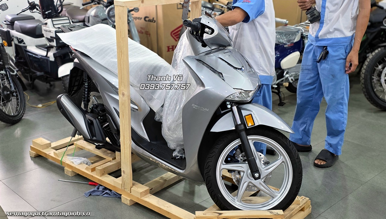 Bàn giao Honda SH Ý 150i Special Edition – Performance màu bạc phiên bản New Concept 2026 nhập Honda Roma Italia 17 Ban giao Honda SH Y 150i Special Edition – Performance mau bac phien ban New Concept 2026 nhap Honda Roma Italia 3