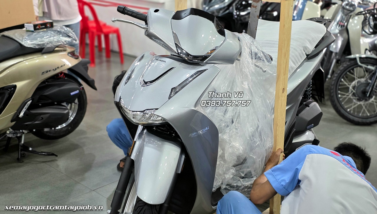 Bàn giao Honda SH Ý 150i Special Edition – Performance màu bạc phiên bản New Concept 2026 nhập Honda Roma Italia 16 Ban giao Honda SH Y 150i Special Edition – Performance mau bac phien ban New Concept 2026 nhap Honda Roma Italia 4