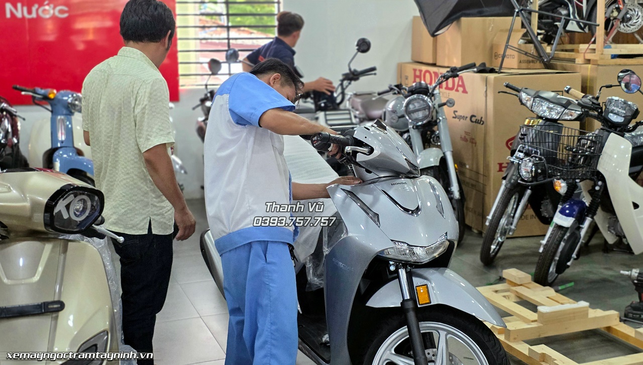 Ban giao Honda SH Y 150i Special Edition – Performance mau bac phien ban New Concept 2026 nhap Honda Roma Italia 6