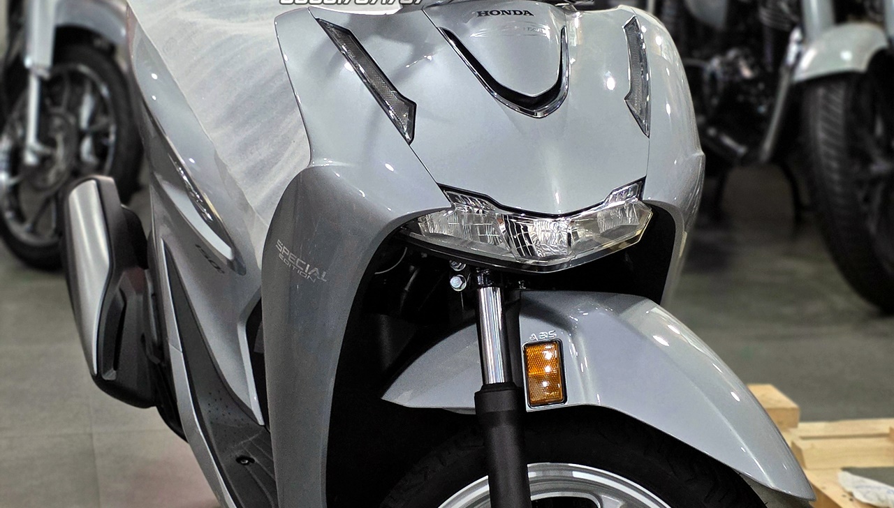 Bàn giao Honda SH Ý 150i Special Edition – Performance màu bạc phiên bản New Concept 2026 nhập Honda Roma Italia 14 Ban giao Honda SH Y 150i Special Edition – Performance mau bac phien ban New Concept 2026 nhap Honda Roma Italia 7