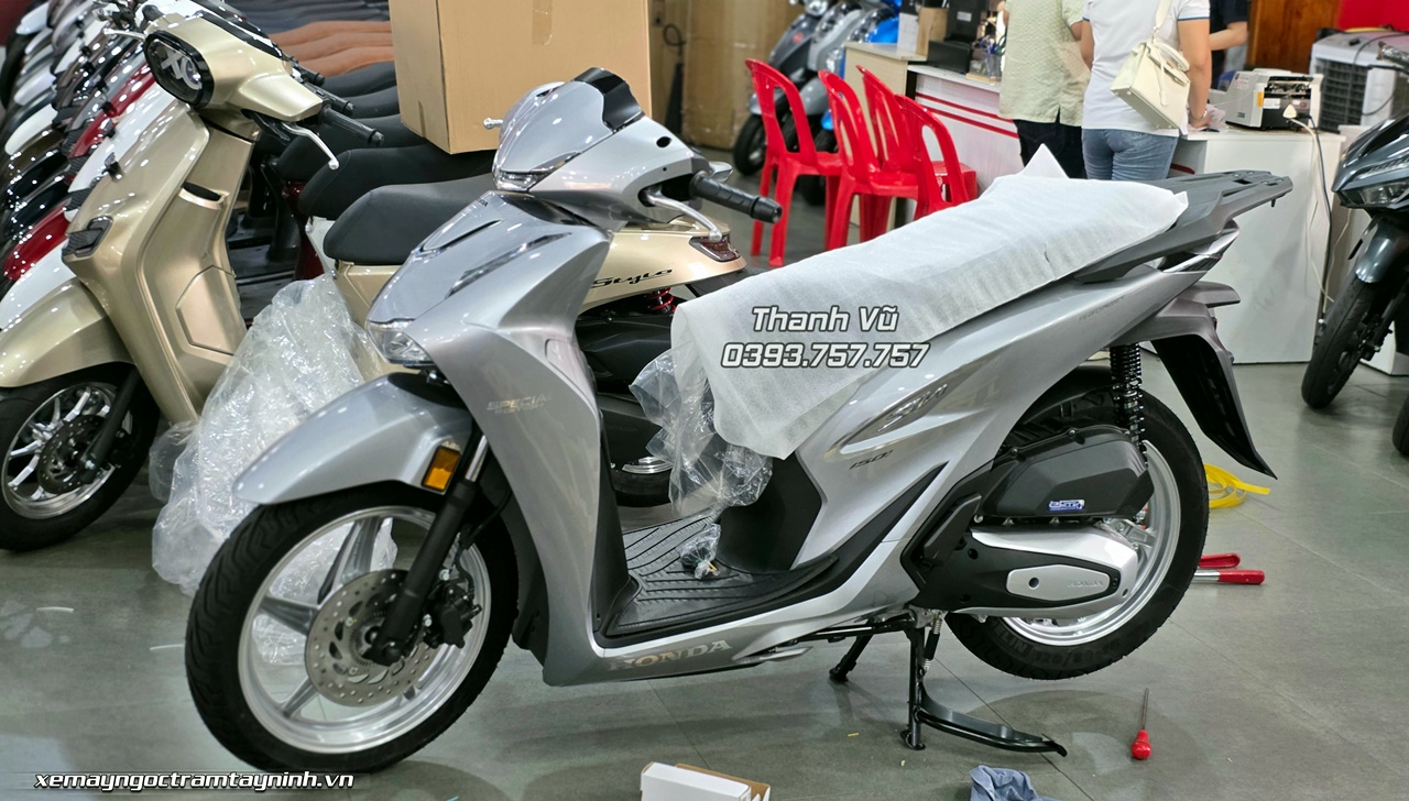 Bàn giao Honda SH Ý 150i Special Edition – Performance màu bạc phiên bản New Concept 2026 nhập Honda Roma Italia 3 Ban giao Honda SH Y 150i Special Edition – Performance mau bac phien ban New Concept 2026 nhap Honda Roma Italia 8