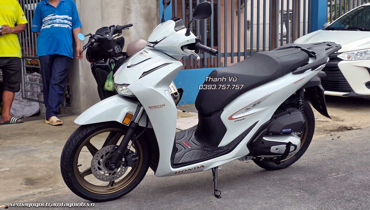 Đập thùng Honda SH Ý 150i màu trắng New Concept Design 2026 tại nhà khách hàng Sóc Trăng – Vẻ đẹp của một chiếc xe không bao giờ lỗi thời 16 Dap thung Honda SH Y 150i mau trang New Concept Design 2026 tai nha khach hang Soc Trang – Ve dep cua mot chiec xe khong bao gio loi thoi 10