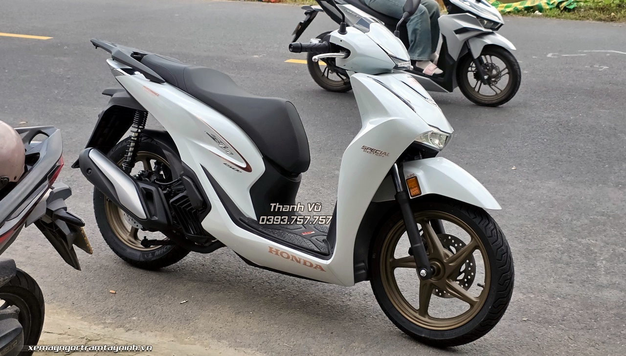 Đập thùng Honda SH Ý 150i màu trắng New Concept Design 2026 tại nhà khách hàng Sóc Trăng – Vẻ đẹp của một chiếc xe không bao giờ lỗi thời 9 Dap thung Honda SH Y 150i mau trang New Concept Design 2026 tai nha khach hang Soc Trang – Ve dep cua mot chiec xe khong bao gio loi thoi 11