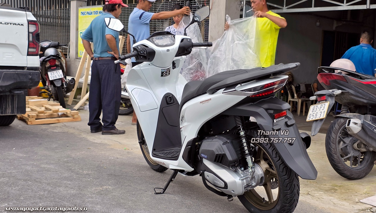 Đập thùng Honda SH Ý 150i màu trắng New Concept Design 2026 tại nhà khách hàng Sóc Trăng – Vẻ đẹp của một chiếc xe không bao giờ lỗi thời 6 Dap thung Honda SH Y 150i mau trang New Concept Design 2026 tai nha khach hang Soc Trang – Ve dep cua mot chiec xe khong bao gio loi thoi 12