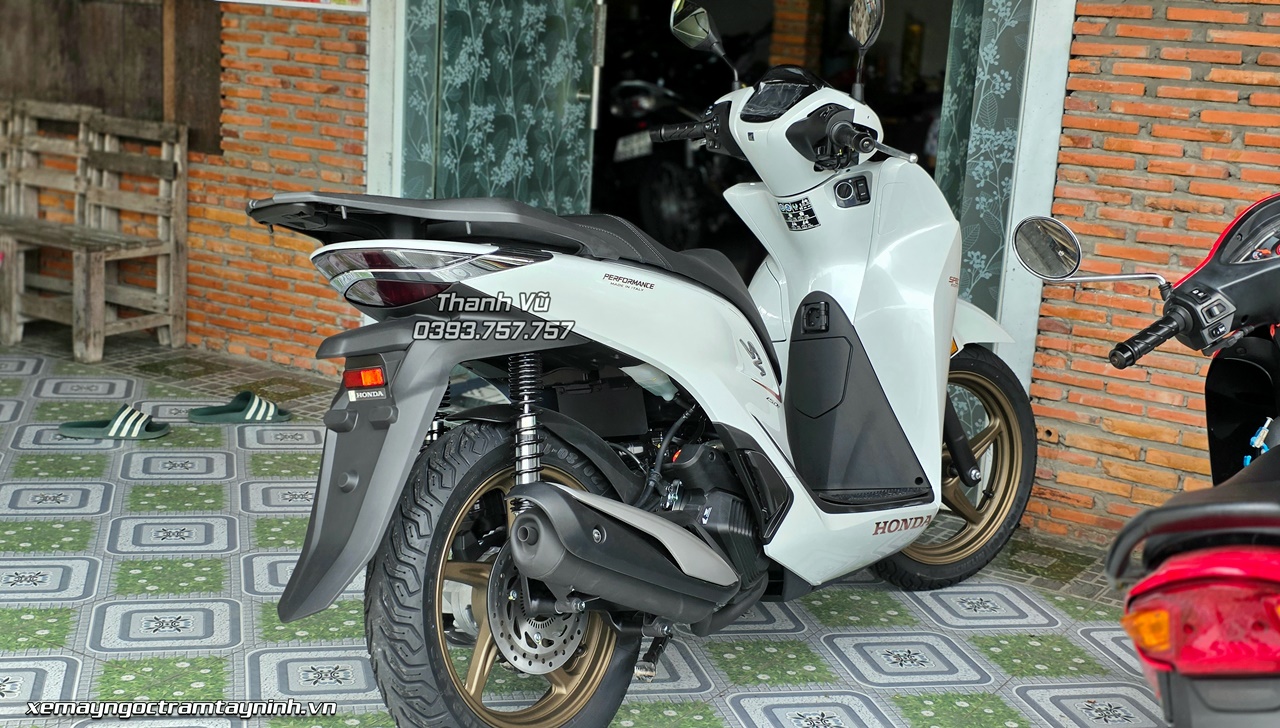 Đập thùng Honda SH Ý 150i màu trắng New Concept Design 2026 tại nhà khách hàng Sóc Trăng – Vẻ đẹp của một chiếc xe không bao giờ lỗi thời 10 Dap thung Honda SH Y 150i mau trang New Concept Design 2026 tai nha khach hang Soc Trang – Ve dep cua mot chiec xe khong bao gio loi thoi 13