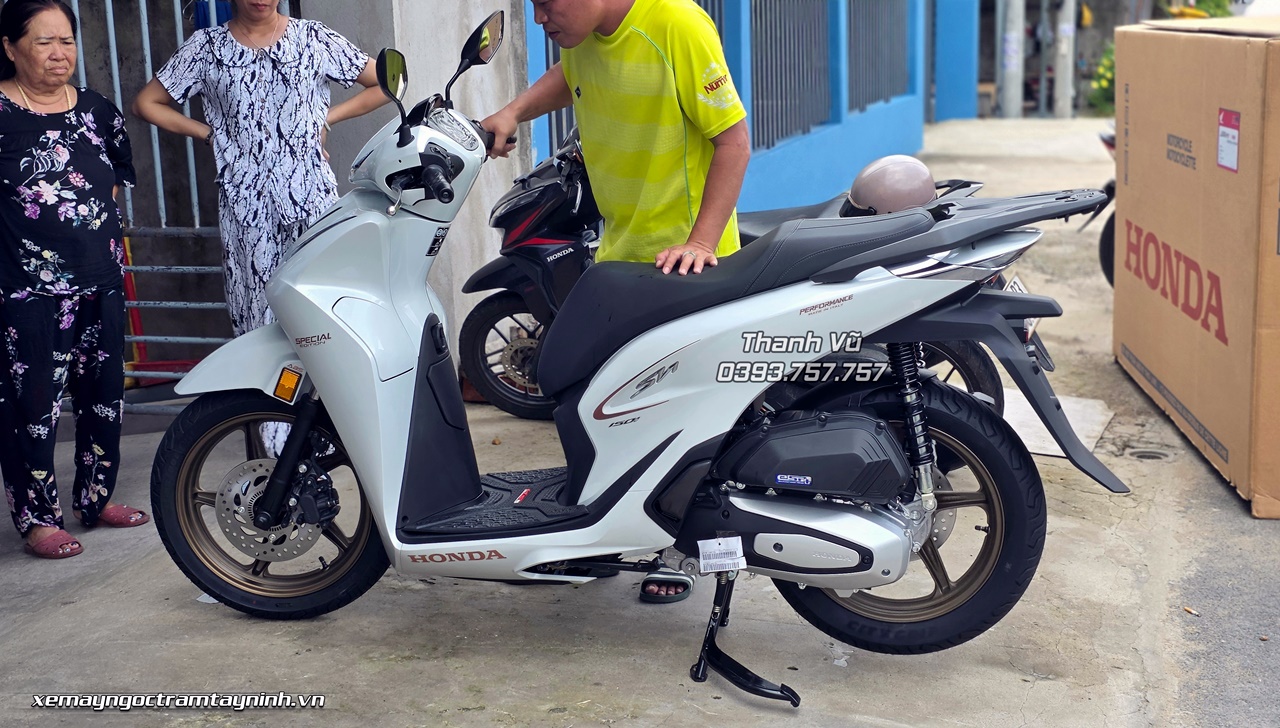 Đập thùng Honda SH Ý 150i màu trắng New Concept Design 2026 tại nhà khách hàng Sóc Trăng – Vẻ đẹp của một chiếc xe không bao giờ lỗi thời 11 Dap thung Honda SH Y 150i mau trang New Concept Design 2026 tai nha khach hang Soc Trang – Ve dep cua mot chiec xe khong bao gio loi thoi 3