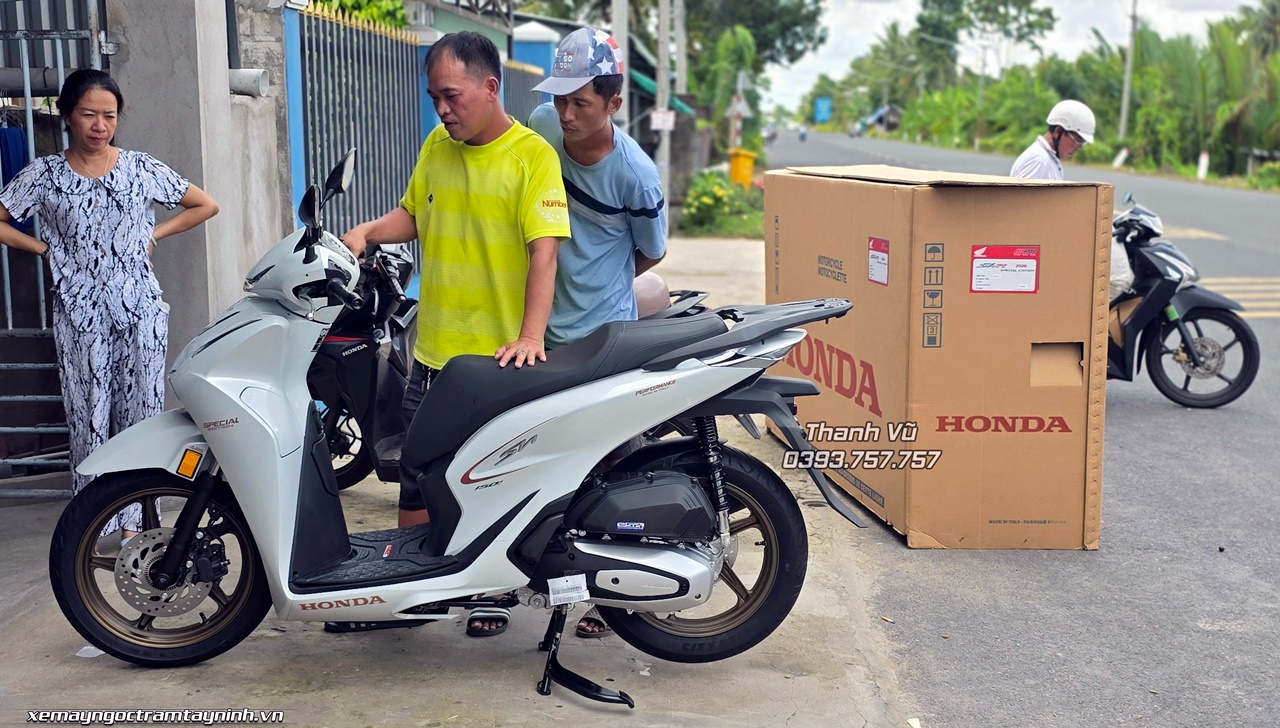 Đập thùng Honda SH Ý 150i màu trắng New Concept Design 2026 tại nhà khách hàng Sóc Trăng – Vẻ đẹp của một chiếc xe không bao giờ lỗi thời 7 Dap thung Honda SH Y 150i mau trang New Concept Design 2026 tai nha khach hang Soc Trang – Ve dep cua mot chiec xe khong bao gio loi thoi 4