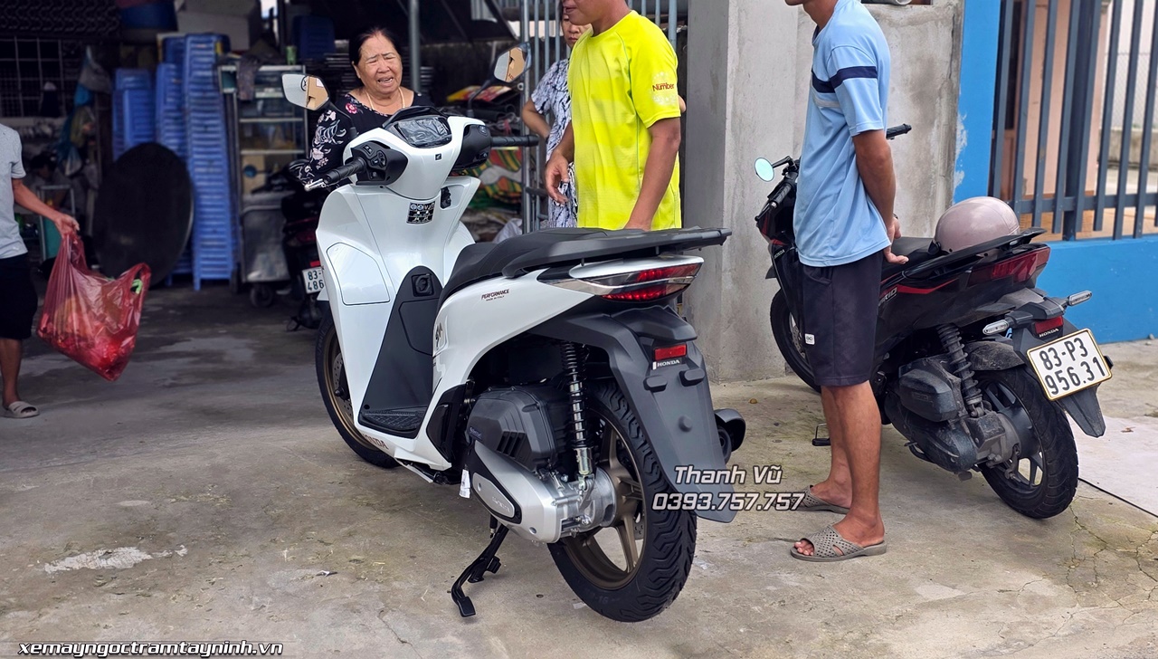 Đập thùng Honda SH Ý 150i màu trắng New Concept Design 2026 tại nhà khách hàng Sóc Trăng – Vẻ đẹp của một chiếc xe không bao giờ lỗi thời 15 Dap thung Honda SH Y 150i mau trang New Concept Design 2026 tai nha khach hang Soc Trang – Ve dep cua mot chiec xe khong bao gio loi thoi 5