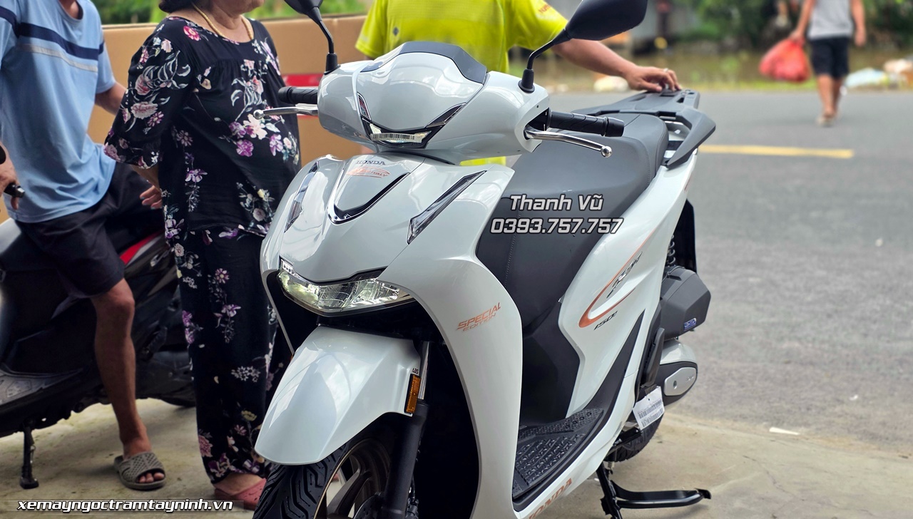 Đập thùng Honda SH Ý 150i màu trắng New Concept Design 2026 tại nhà khách hàng Sóc Trăng – Vẻ đẹp của một chiếc xe không bao giờ lỗi thời 3 Dap thung Honda SH Y 150i mau trang New Concept Design 2026 tai nha khach hang Soc Trang – Ve dep cua mot chiec xe khong bao gio loi thoi 6