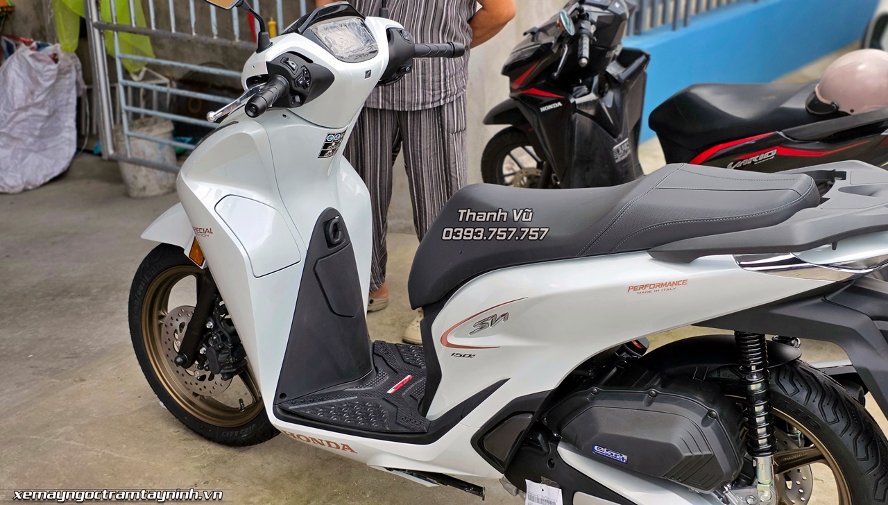 Đập thùng Honda SH Ý 150i màu trắng New Concept Design 2026 tại nhà khách hàng Sóc Trăng – Vẻ đẹp của một chiếc xe không bao giờ lỗi thời 19 Dap thung Honda SH Y 150i mau trang New Concept Design 2026 tai nha khach hang Soc Trang – Ve dep cua mot chiec xe khong bao gio loi thoi 7