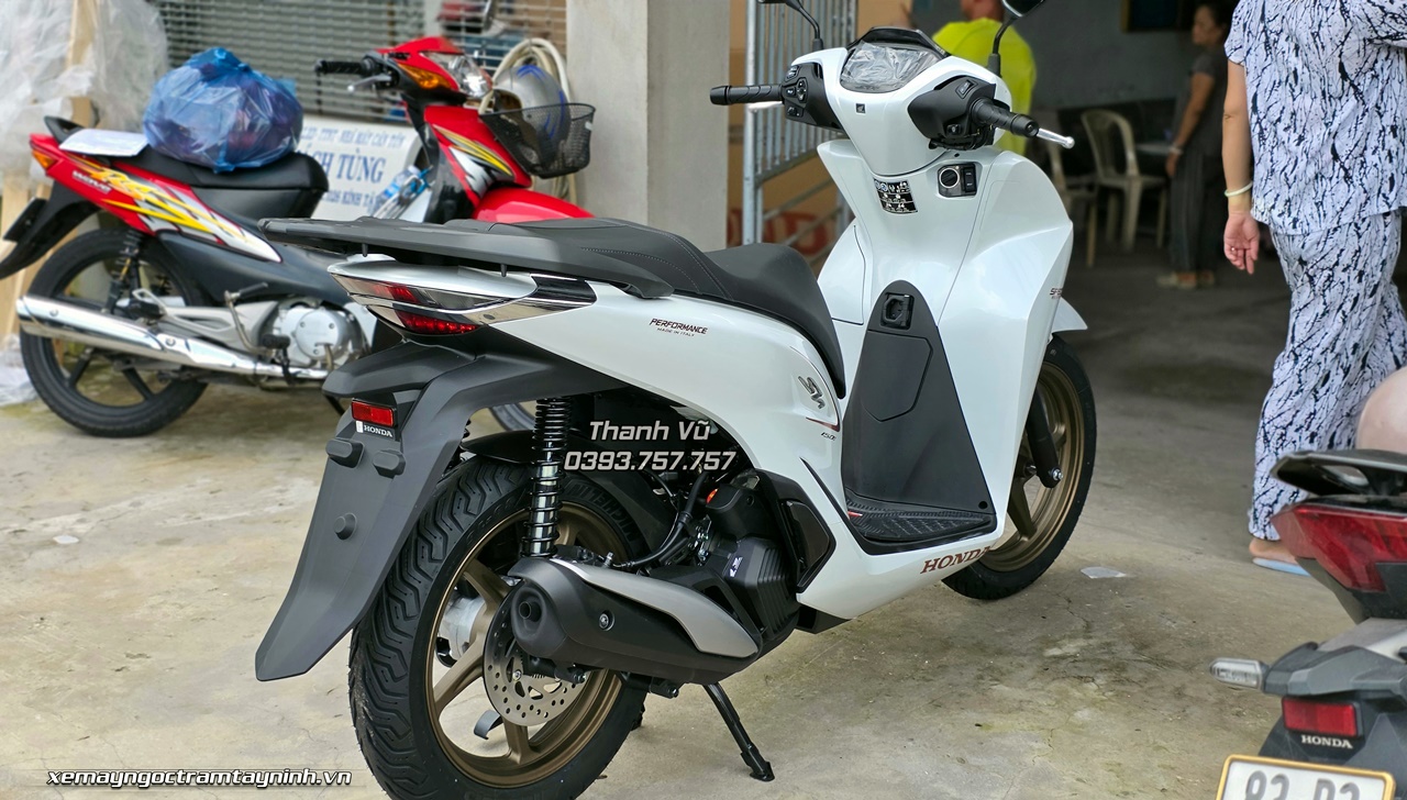 Đập thùng Honda SH Ý 150i màu trắng New Concept Design 2026 tại nhà khách hàng Sóc Trăng – Vẻ đẹp của một chiếc xe không bao giờ lỗi thời 5 Dap thung Honda SH Y 150i mau trang New Concept Design 2026 tai nha khach hang Soc Trang – Ve dep cua mot chiec xe khong bao gio loi thoi 8