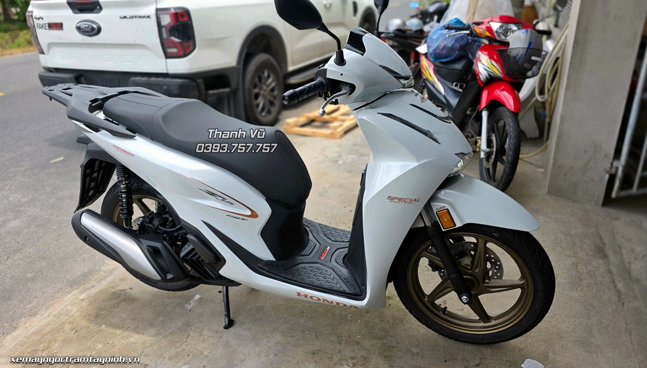 Đập thùng Honda SH Ý 150i màu trắng New Concept Design 2026 tại nhà khách hàng Sóc Trăng – Vẻ đẹp của một chiếc xe không bao giờ lỗi thời 4 Dap thung Honda SH Y 150i mau trang New Concept Design 2026 tai nha khach hang Soc Trang – Ve dep cua mot chiec xe khong bao gio loi thoi 9