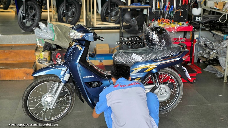Giao xe Honda Dream NCX màu xanh đá – vẻ đẹp thanh lịch dành cho khách hàng yêu xe nhập khẩu 4 Giao xe Honda Dream NCX mau xanh da – ve dep thanh lich danh cho khach hang yeu xe nhap khau 3