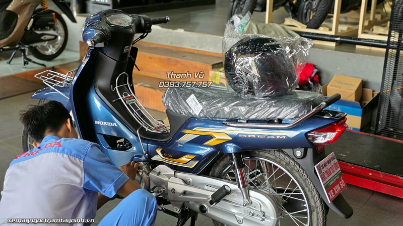 Giao xe Honda Dream NCX màu xanh đá – vẻ đẹp thanh lịch dành cho khách hàng yêu xe nhập khẩu 14 Giao xe Honda Dream NCX mau xanh da – ve dep thanh lich danh cho khach hang yeu xe nhap khau 4