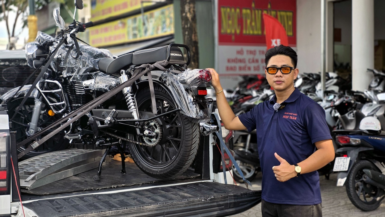 Honda CB350C Pro màu đen vừa được bàn giao cho một vị khách hàng ở phương xa chính là một câu chuyện như thế 2 Honda CB350C Pro mau den vua duoc ban giao cho mot vi khach hang o phuong xa chinh la mot cau chuyen nhu the 1