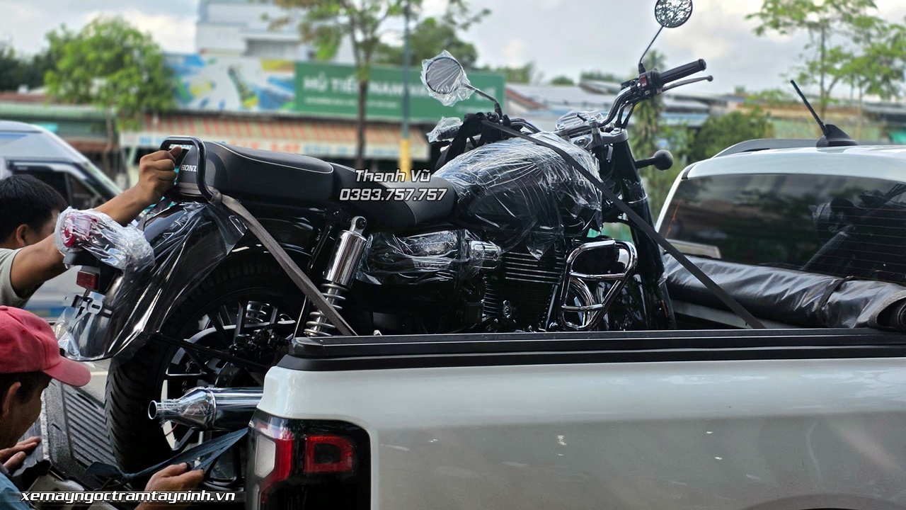 Honda CB350C Pro màu đen vừa được bàn giao cho một vị khách hàng ở phương xa chính là một câu chuyện như thế 4 Honda CB350C Pro mau den vua duoc ban giao cho mot vi khach hang o phuong xa chinh la mot cau chuyen nhu the 10