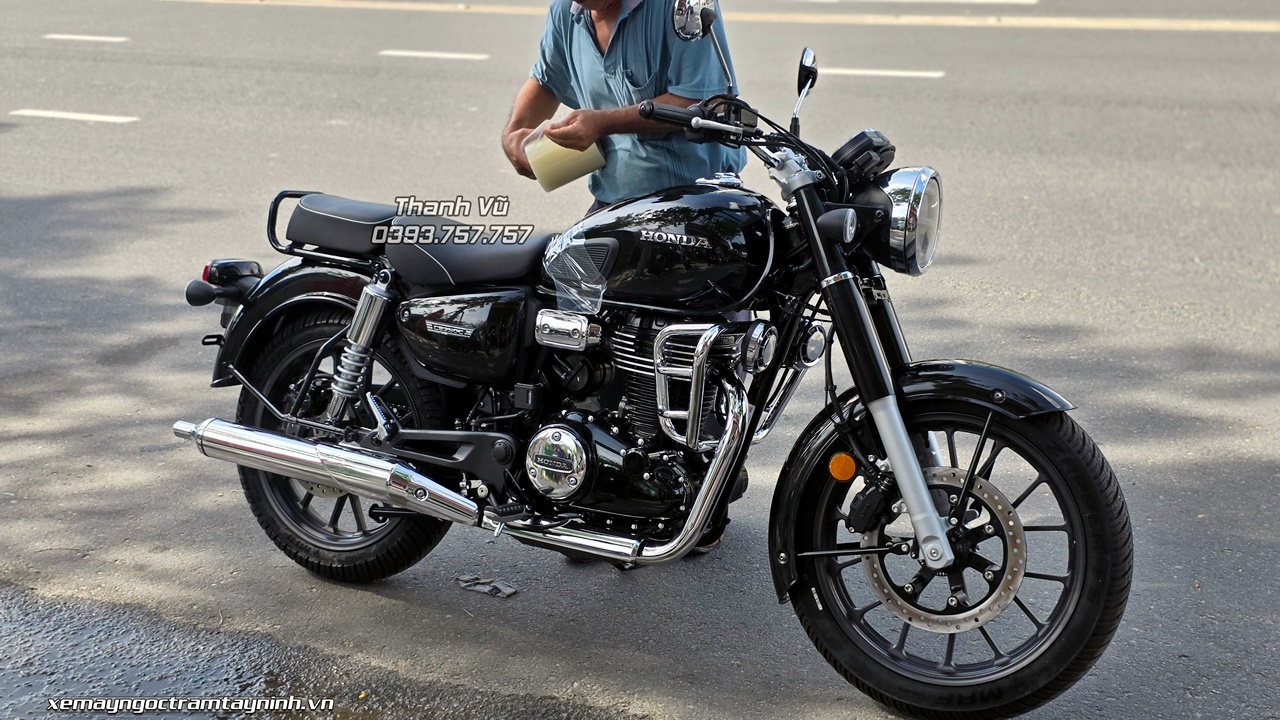 Honda CB350C Pro màu đen vừa được bàn giao cho một vị khách hàng ở phương xa chính là một câu chuyện như thế 6 Honda CB350C Pro mau den vua duoc ban giao cho mot vi khach hang o phuong xa chinh la mot cau chuyen nhu the 3