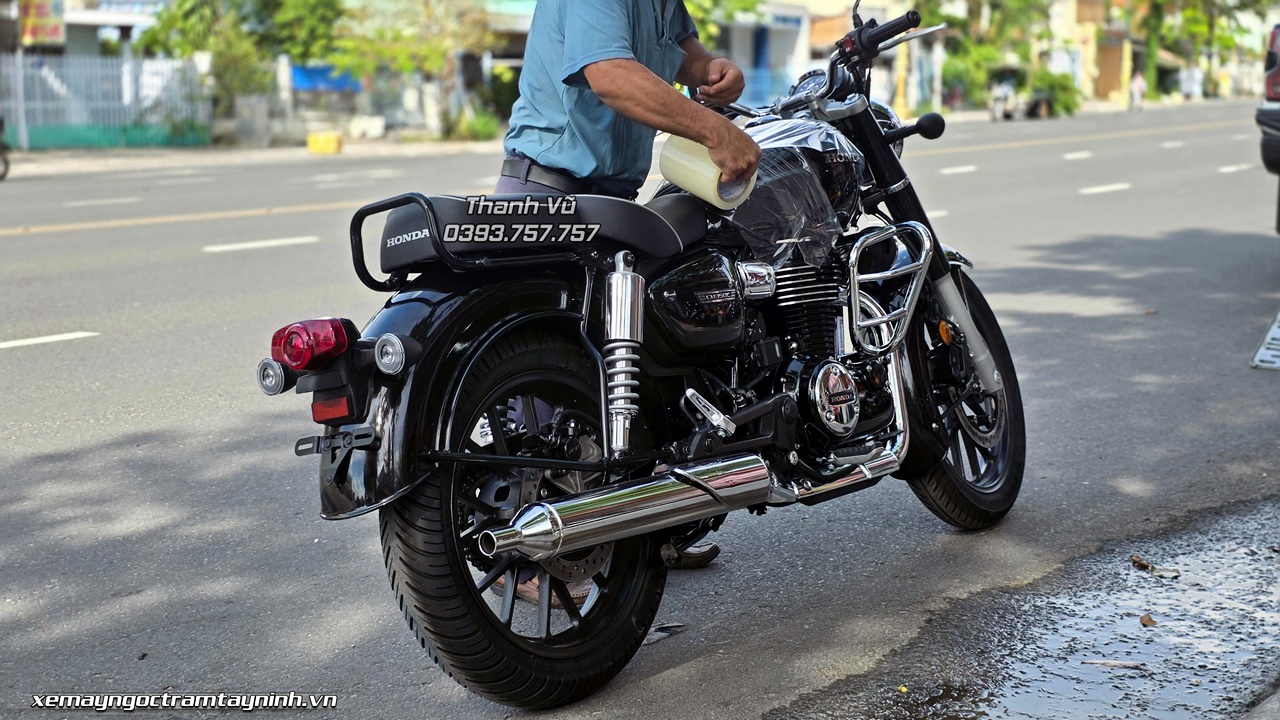 Honda CB350C Pro màu đen vừa được bàn giao cho một vị khách hàng ở phương xa chính là một câu chuyện như thế 9 Honda CB350C Pro mau den vua duoc ban giao cho mot vi khach hang o phuong xa chinh la mot cau chuyen nhu the 5