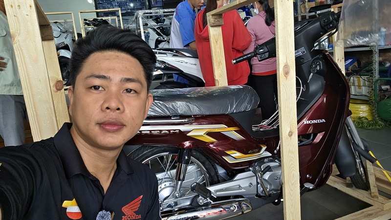 Honda Dream NCX màu đỏ nho đã được giao đến anh khách trẻ tuổi đam mê sưu tầm xe 4 Honda Dream NCX mau do nho da duoc giao den anh khach tre tuoi dam me suu tam xe 1