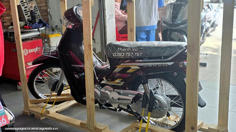 Honda Dream NCX màu đỏ nho đã được giao đến anh khách trẻ tuổi đam mê sưu tầm xe 15 Honda Dream NCX mau do nho da duoc giao den anh khach tre tuoi dam me suu tam xe 4