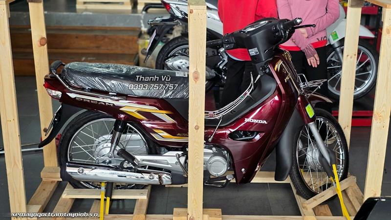 Honda Dream NCX màu đỏ nho đã được giao đến anh khách trẻ tuổi đam mê sưu tầm xe 5 Honda Dream NCX mau do nho da duoc giao den anh khach tre tuoi dam me suu tam xe 5