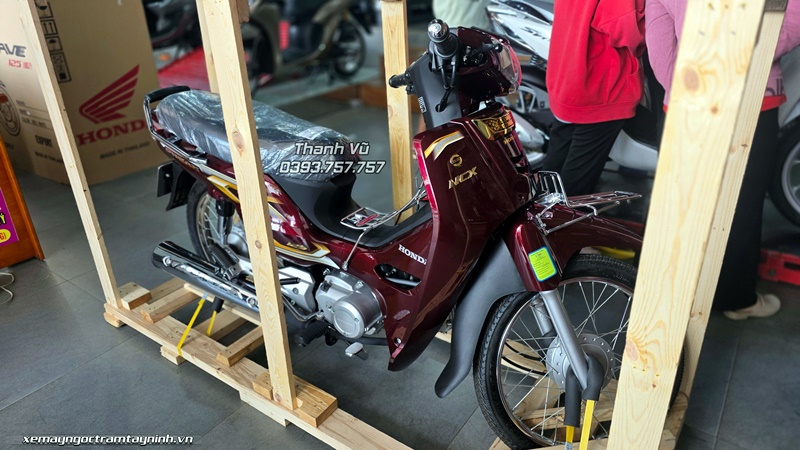 Honda Dream NCX màu đỏ nho đã được giao đến anh khách trẻ tuổi đam mê sưu tầm xe 17 Honda Dream NCX mau do nho da duoc giao den anh khach tre tuoi dam me suu tam xe 6