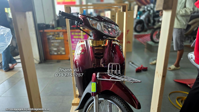 Honda Dream NCX màu đỏ nho đã được giao đến anh khách trẻ tuổi đam mê sưu tầm xe 6 Honda Dream NCX mau do nho da duoc giao den anh khach tre tuoi dam me suu tam xe 7