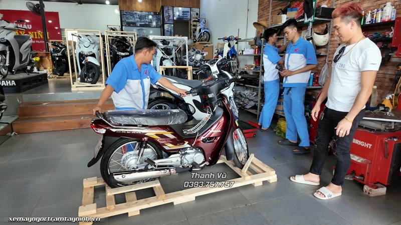 Honda Dream NCX màu đỏ nho đã được giao đến anh khách trẻ tuổi đam mê sưu tầm xe 2 Honda Dream NCX mau do nho da duoc giao den anh khach tre tuoi dam me suu tam xe 9