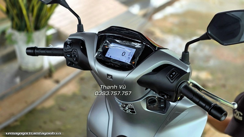 Đập thùng tại nhà khách SH Italy 150i New Concept Design 2026 màu bạc 4 SH Italy 150i New Concept Design 2026 4