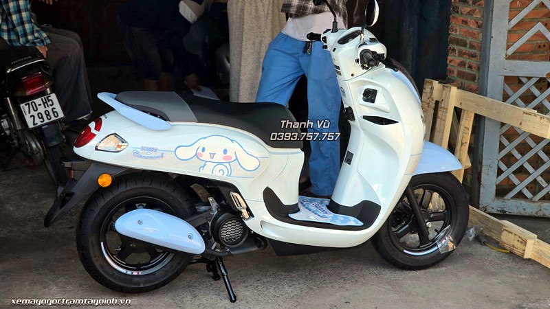 Xe Máy Ngọc Trâm Tây Ninh bàn giao Honda Scoopy Cinnamoroll bản giới hạn đến khách hàng ngày 17/7/2026 9 Xe May Ngoc Tram Tay Ninh ban giao Honda Scoopy Cinnamoroll ban gioi han den khach hang ngay 1772026 5