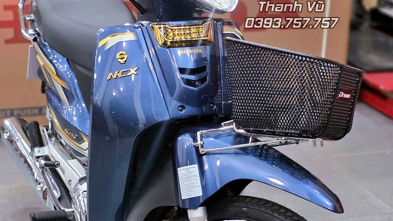 Bàn giao xe Honda Dream NCX 2026 màu xanh đá cho anh khách hàng VIP cuối tháng 7 2 Ban giao xe Honda Dream NCX 2026 mau xanh da cho anh khach hang VIP cuoi thang 7 10