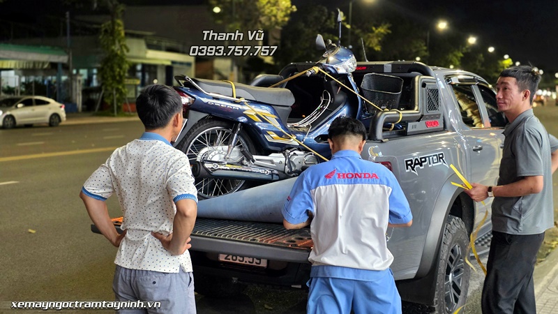 Bàn giao xe Honda Dream NCX 2026 màu xanh đá cho anh khách hàng VIP cuối tháng 7 12 Ban giao xe Honda Dream NCX 2026 mau xanh da cho anh khach hang VIP cuoi thang 7 11