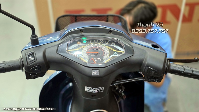 Bàn giao xe Honda Dream NCX 2026 màu xanh đá cho anh khách hàng VIP cuối tháng 7 15 Ban giao xe Honda Dream NCX 2026 mau xanh da cho anh khach hang VIP cuoi thang 7 3
