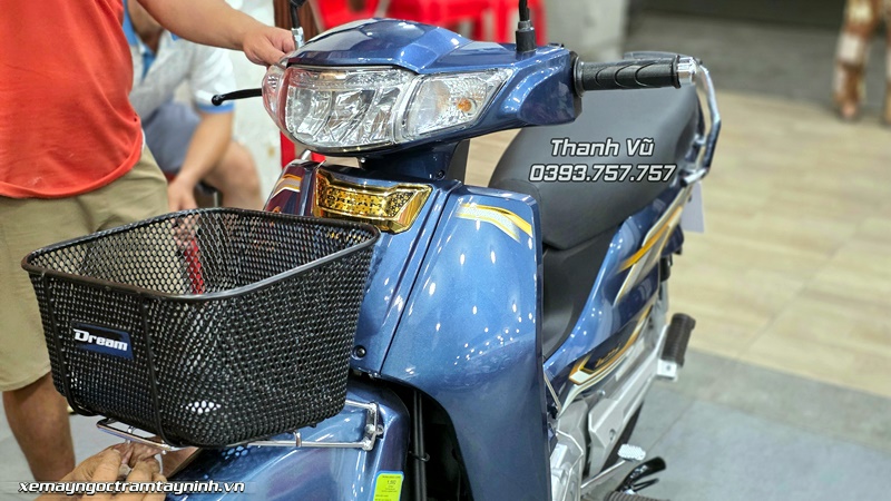 Bàn giao xe Honda Dream NCX 2026 màu xanh đá cho anh khách hàng VIP cuối tháng 7 8 Ban giao xe Honda Dream NCX 2026 mau xanh da cho anh khach hang VIP cuoi thang 7 4
