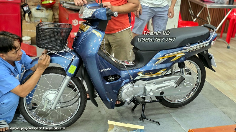 Bàn giao xe Honda Dream NCX 2026 màu xanh đá cho anh khách hàng VIP cuối tháng 7 4 Ban giao xe Honda Dream NCX 2026 mau xanh da cho anh khach hang VIP cuoi thang 7 5