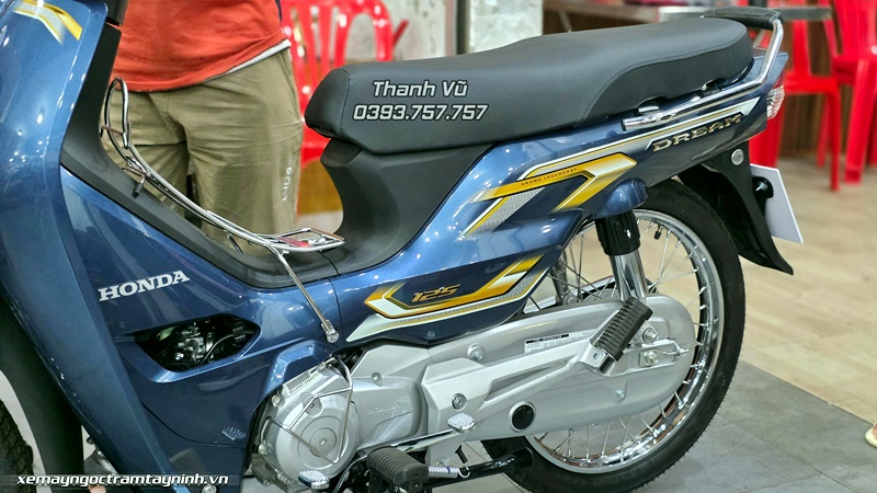 Bàn giao xe Honda Dream NCX 2026 màu xanh đá cho anh khách hàng VIP cuối tháng 7 10 Ban giao xe Honda Dream NCX 2026 mau xanh da cho anh khach hang VIP cuoi thang 7 6