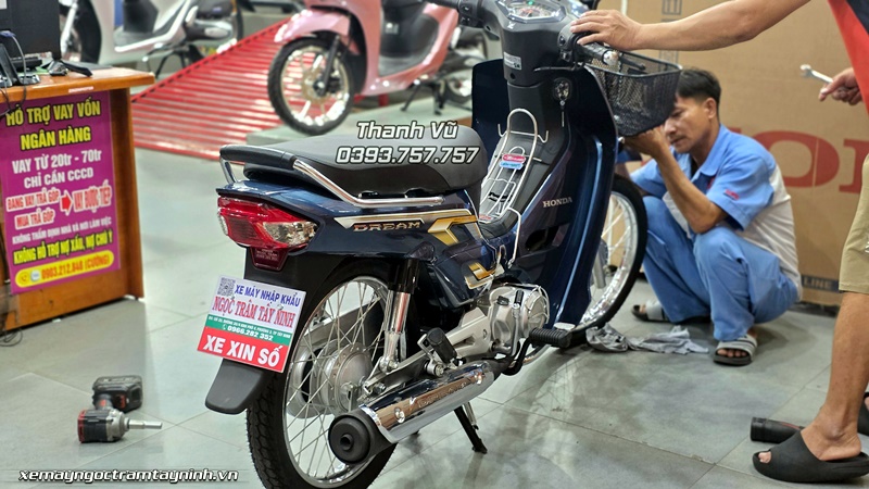 Bàn giao xe Honda Dream NCX 2026 màu xanh đá cho anh khách hàng VIP cuối tháng 7 3 Ban giao xe Honda Dream NCX 2026 mau xanh da cho anh khach hang VIP cuoi thang 7 7