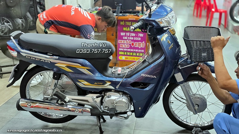 Bàn giao xe Honda Dream NCX 2026 màu xanh đá cho anh khách hàng VIP cuối tháng 7 11 Ban giao xe Honda Dream NCX 2026 mau xanh da cho anh khach hang VIP cuoi thang 7 8