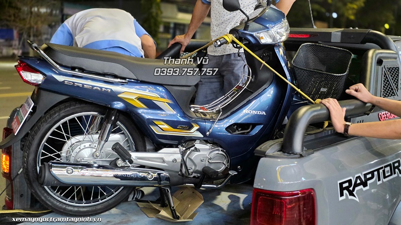 Bàn giao xe Honda Dream NCX 2026 màu xanh đá cho anh khách hàng VIP cuối tháng 7 13 Ban giao xe Honda Dream NCX 2026 mau xanh da cho anh khach hang VIP cuoi thang 7 9
