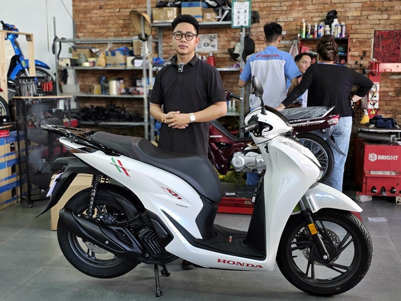 SH Ý 150i trắng pha lê 2025 chính thức có chủ – Khoảnh khắc đặc biệt tự tay khui thùng ngày 28/08/2026 17 SH Y 150i trang pha le 2025 chinh thuc co chu – Khoanh khac dac biet tu tay khui thung ngay 28082026 1