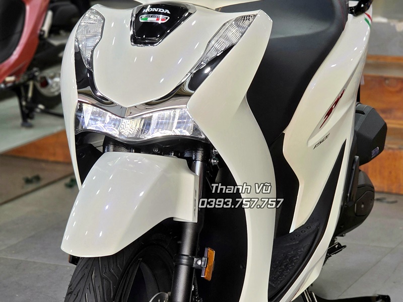 SH Ý 150i trắng pha lê 2025 chính thức có chủ – Khoảnh khắc đặc biệt tự tay khui thùng ngày 28/08/2026 9 SH Y 150i trang pha le 2025 chinh thuc co chu – Khoanh khac dac biet tu tay khui thung ngay 28082026 5