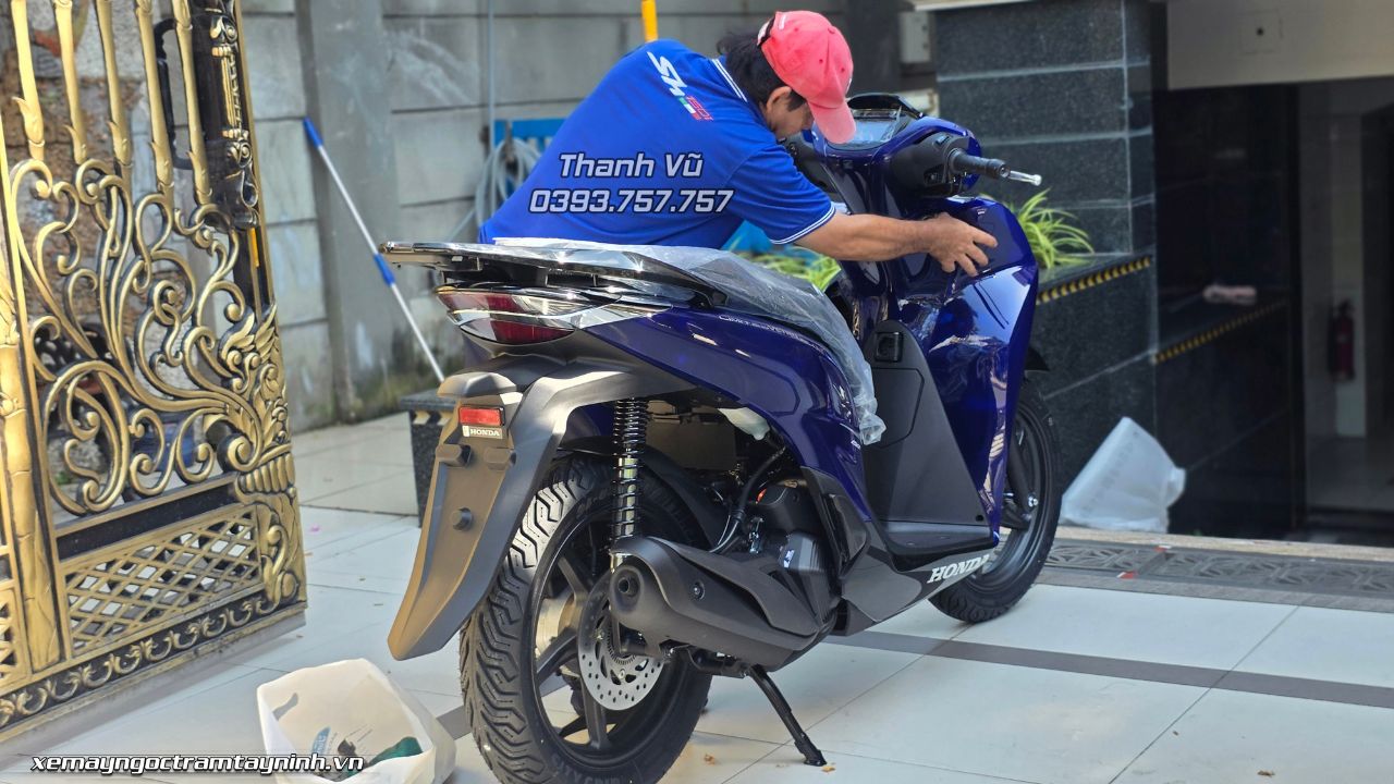 Giao xe khui thùng tận nhà Honda SH Ý 150i Vetro Blue Sapphire cho khách tại Quận 6 ngày 03/08/2026 4 Giao xe khui thùng tận nhà Honda SH Ý 150i Vetro Blue Sapphire