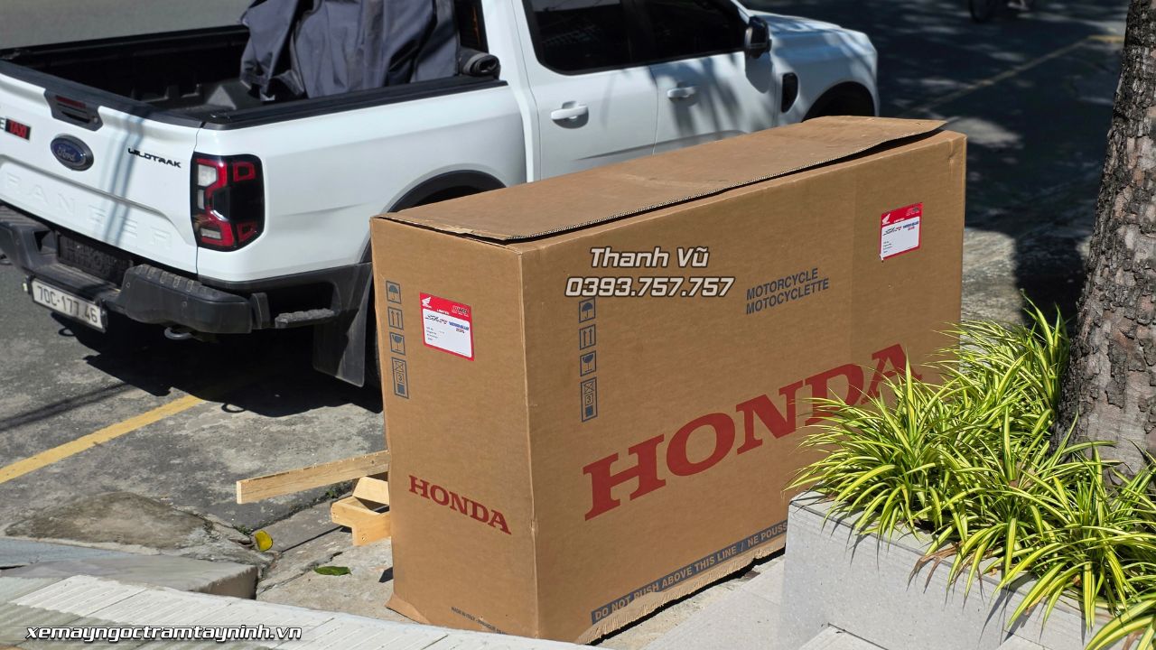 Giao xe khui thùng tận nhà Honda SH Ý 150i Vetro Blue Sapphire cho khách tại Quận 6 ngày 03/08/2026 5 Giao xe khui thùng tận nhà Honda SH Ý 150i Vetro Blue Sapphire