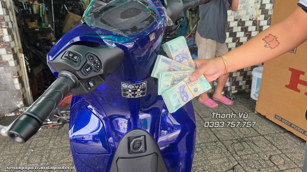 Honda SH 150i Vetro Blue lên đường về Long An, khách nhận xe vui cỡ nào? 3 Honda SH 150i Vetro Blue lên đường về Long An