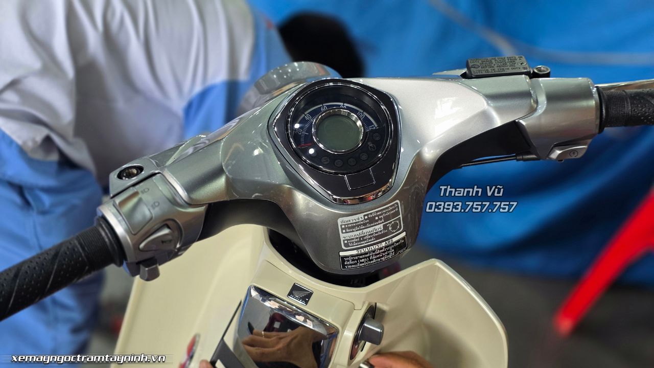 Khách Tây Ninh chốt Honda Super Cub C125 ABS 2026 màu bạc 7 Khách Tây Ninh chốt Honda Super Cub C125 ABS 2026 màu bạc